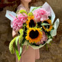 Летний букет из подсолнухов и гортензии в сочетании с травами «Солнечные облачка»