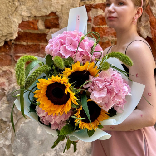 Летний букет из подсолнухов и гортензии в сочетании с травами «Солнечные облачка»
