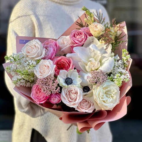 Ніжний весняний букет з анемонами та бузком «Радісна весна»