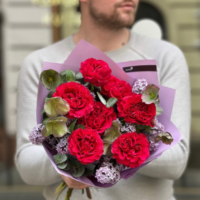 Яскравий весняний букет з півонієвидною трояндою Mayra «Малинове привітання»