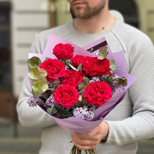 Яскравий весняний букет з півонієвидною трояндою Mayra «Малинове привітання»