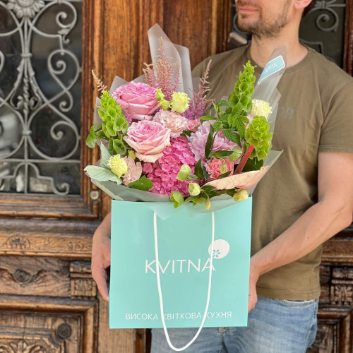 Милий літній букет з ароматними трояндами «Рожевий фламінго»