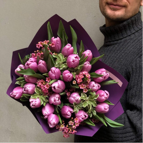 Яскравий букет із 25 тюльпанів та хамелаціума «Весняна карамелька»