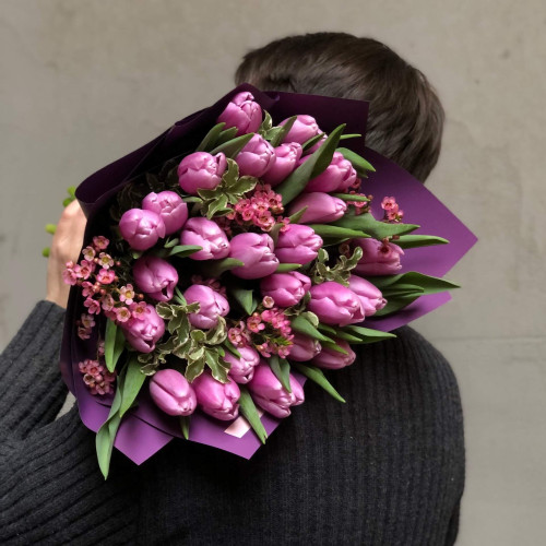 Яскравий букет із 25 тюльпанів та хамелаціума «Весняна карамелька»