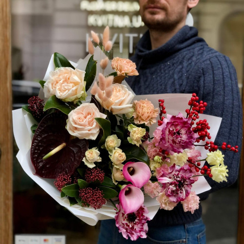 Загадочный тёплый букет с пионовидной розой и японскими ранункулюсами «Улочки города»