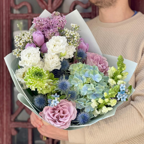 Блакитний букет з гортензією та ранункулюсом «Гірське озеро»