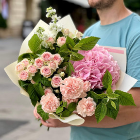Ніжний букет з гортензією та кущовою піоновидною трояндою «Солодка мармеладка»