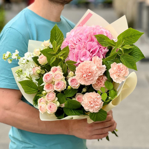 Ніжний букет з гортензією та кущовою піоновидною трояндою «Солодка мармеладка»