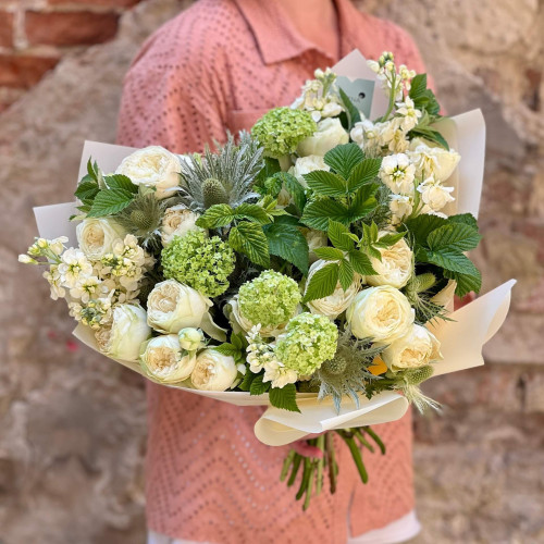 Світлий букет із піоновидних кущових троянд «Подих тепла»