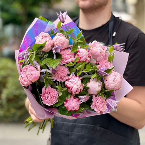 Цікавий букет з півоніями та клематісом «Рожева дискотека»
