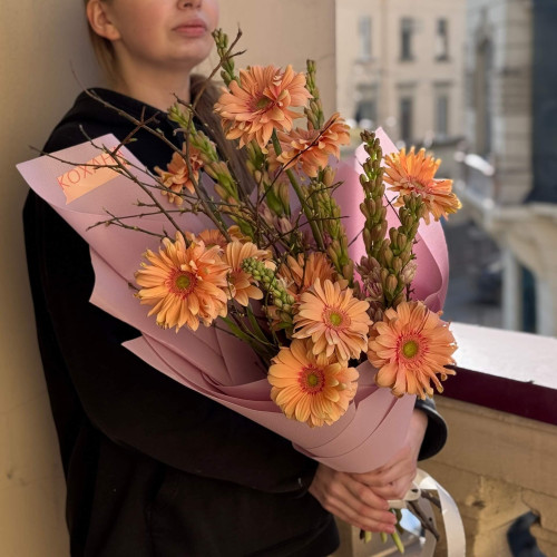 Різнорівневий неординарний букет з герберою Pasta Rosata «Милі сонечка»