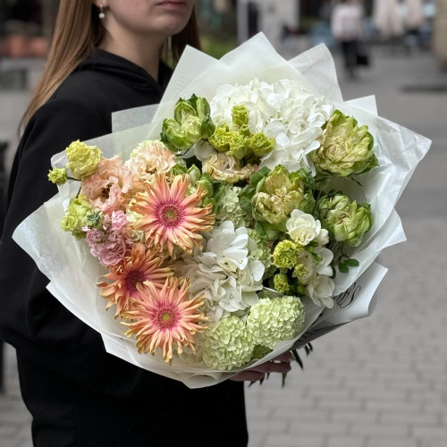 Соковитий букет з піоновидними трояндами «Зелений манго»