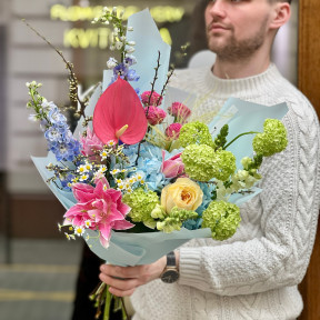 Цікавий кольоровий букет з лілією «Цукерковий калейдоскоп»