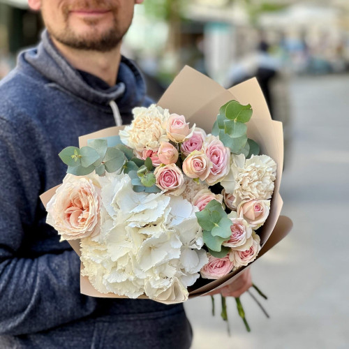 Нежный букет с гортензией «Хрупкая улыбка»
