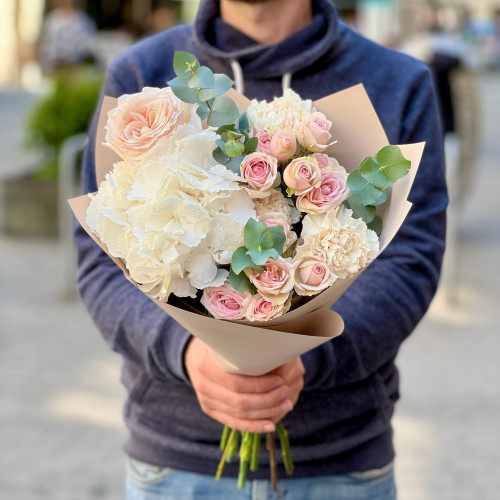 Нежный букет с гортензией «Хрупкая улыбка»