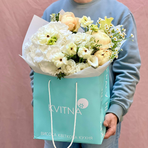 Світлий букет з гортензією та півоніями «Народження місяця»