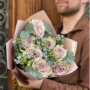 7 ексклюзивних півонієвидних троянд Notre Dame у букеті «Вишукана Олександра»