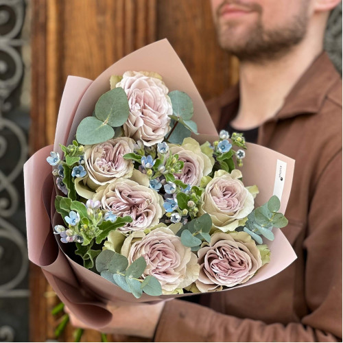 7 эксклюзивных пионовидных роз Notre Dame в букете «Изысканная Александра»