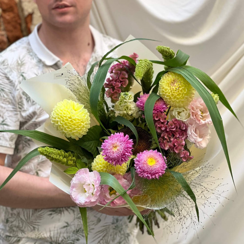 Світлий літній букет з жоржинами «Безтурботний серпень»