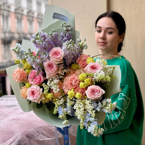 Пастельний букет з бузком та піоновидними трояндами «Чарівне кохання»