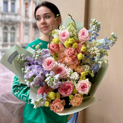 Пастельний букет з бузком та піоновидними трояндами «Чарівне кохання»