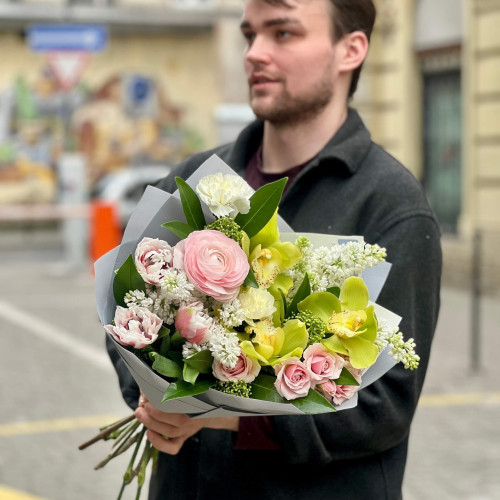 Ніжний букет з цимбідіумами «Заквітчана весна»