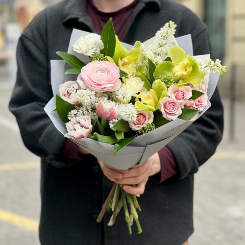 Ніжний букет з цимбідіумами «Заквітчана весна»