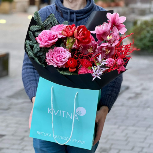 Яскравий букет з півонієподібними трояндами та амарилісом «Лісова казка»