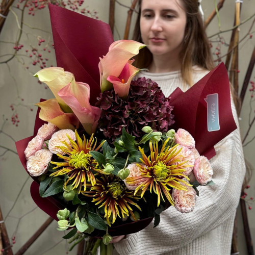 Sophisticated bouquet with Safina chrysanthemums «Star of the Autumn»