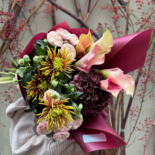 Sophisticated bouquet with Safina chrysanthemums «Star of the Autumn»