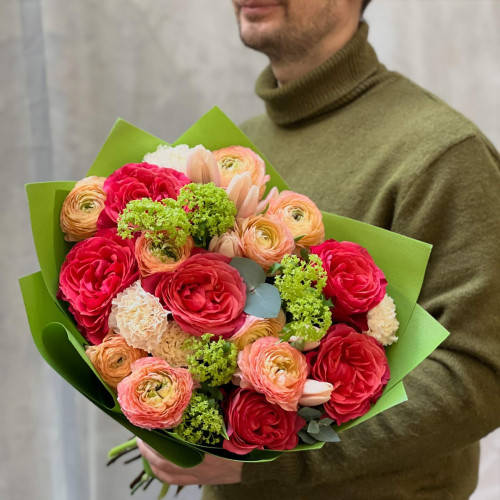 Яскравий букет із різноманітних квітів «Барвистий птах»