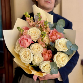 Ніжний букет з трояндами «Солоденький десерт»