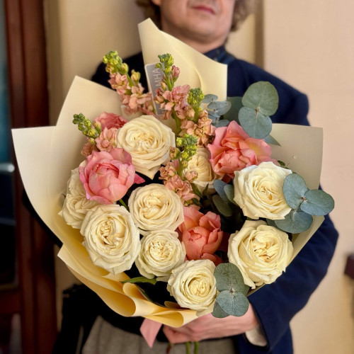 Ніжний букет з трояндами «Солоденький десерт»