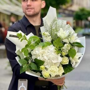 Світлий букет з ароматною лілією «Промінь світла»