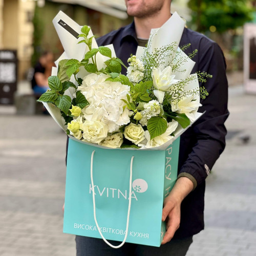 Світлий букет з ароматною лілією «Промінь світла»