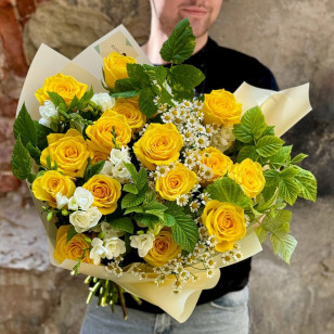 Сонячний букет з трояндами «Сонечко для Христини»