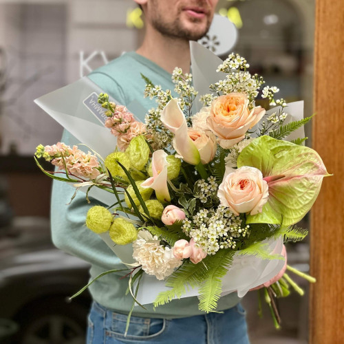 Екзотичний букет з каллами та піоновидними трояндами «Ароматна папая»