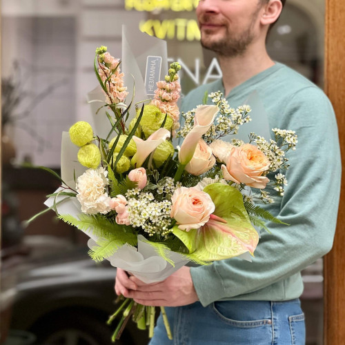 Екзотичний букет з каллами та піоновидними трояндами «Ароматна папая»