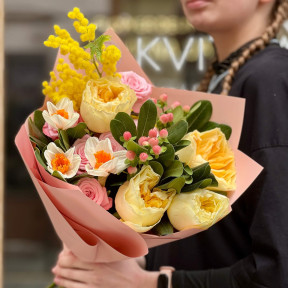 Яскравий букет з весняними квітами та трояндою Antonia «Привітна Антонія»