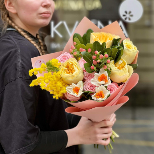Яскравий букет з весняними квітами та трояндою Antonia «Привітна Антонія»