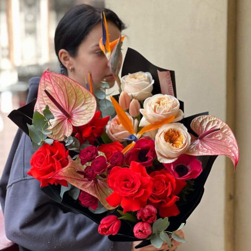Запальний букет з екзотичними квітами та яскравою класикою «Танго удвох»