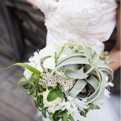 Вишуканий весільний букет з тиляндсією