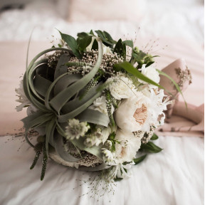 Вишуканий весільний букет з тиляндсією