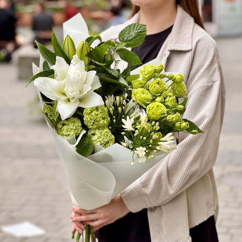 Зелено-білий букет з лілією «Лісові чари»