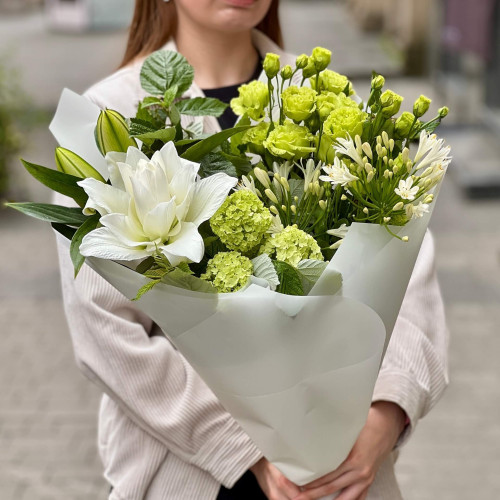 Зелено-білий букет з лілією «Лісові чари»
