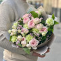 Ніжний букет з кущових піоновидних троянд та діантусів «Полуниця з мʼятою»