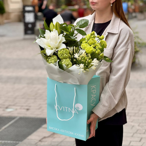 Зелено-білий букет з лілією «Лісові чари»
