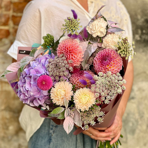 Цікавий букет з жоржинами «Теплий ранок»