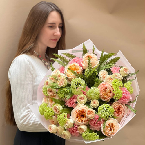 Розкішний букет з вібурнумом та піоновидними трояндами «Весняне кохання»