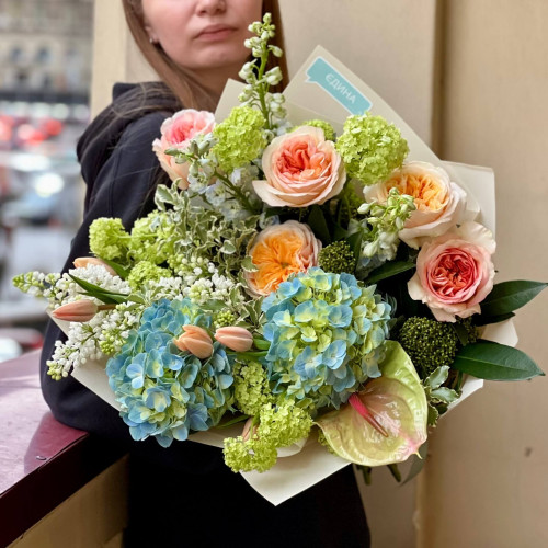 Цветной букет з пионовидными розами и гортензией «Калейдоскоп чувств»